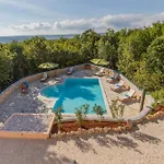 Ana, Spacious 5 Bedroom Retreat With Access To 2 Shared Pools *