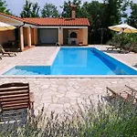 Villa Ana, Spacious 5 Bedroom Retreat With Access To 2 Shared Pools