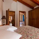 Ana, Spacious 5 Bedroom Retreat With Access To 2 Shared Pools Koromačno