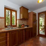 Villa Ana, Spacious 5 Bedroom Retreat With Access To 2 Shared Pools