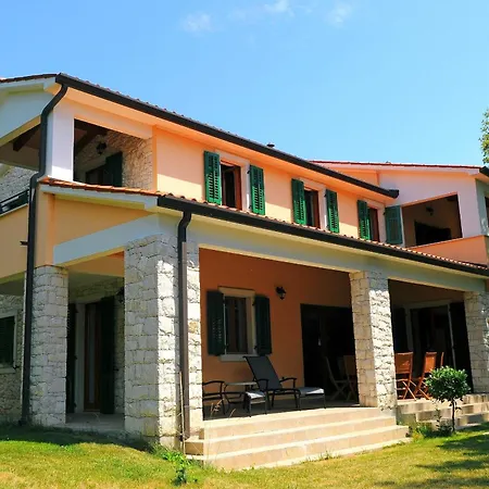 Vila Ana, Spacious 5 Bedroom Retreat With Access To 2 Shared Pools