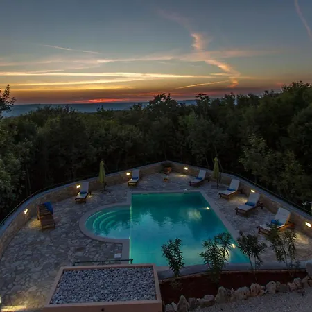 Ana, Spacious 5 Bedroom Retreat With Access To 2 Shared Pools Koromacno