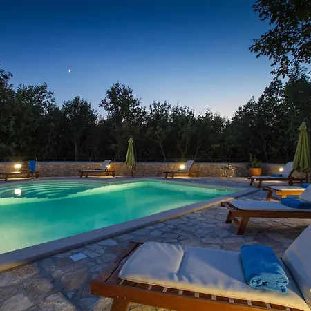 Ana, Spacious 5 Bedroom Retreat With Access To 2 Shared Pools