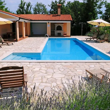 Vila Ana, Spacious 5 Bedroom Retreat With Access To 2 Shared Pools
