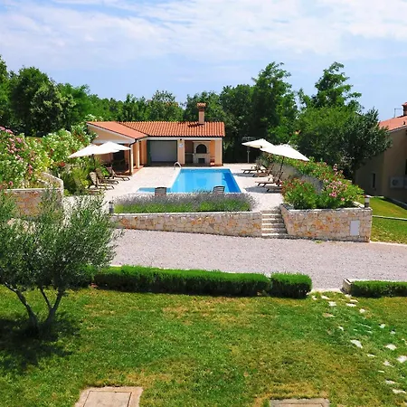 Ana, Spacious 5 Bedroom Retreat With Access To 2 Shared Pools Vila *