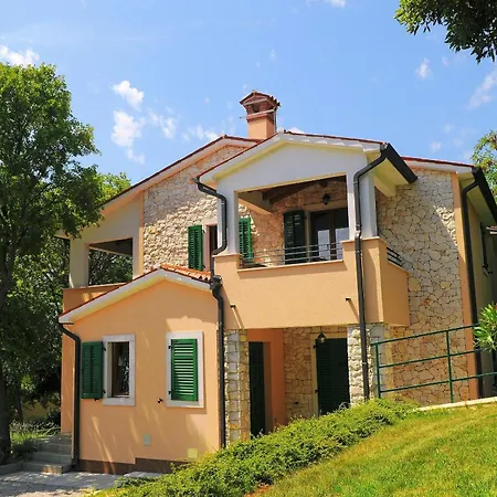 Ana, Spacious 5 Bedroom Retreat With Access To 2 Shared Pools Koromacno