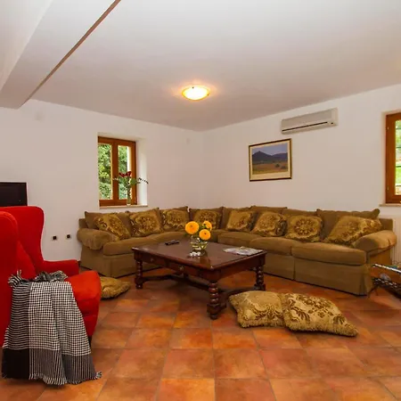 Ana, Spacious 5 Bedroom Retreat With Access To 2 Shared Pools