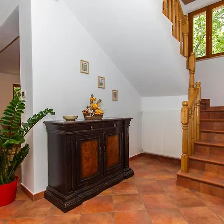 Ana, Spacious 5 Bedroom Retreat With Access To 2 Shared Pools Vila