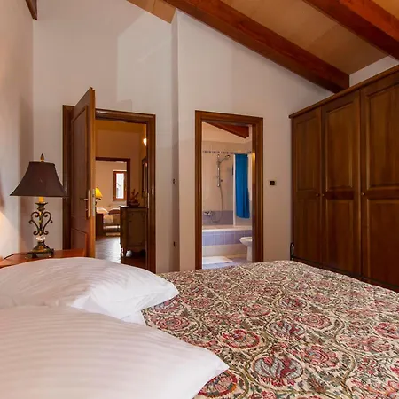Ana, Spacious 5 Bedroom Retreat With Access To 2 Shared Pools Koromacno