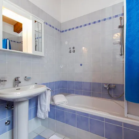 Ana, Spacious 5 Bedroom Retreat With Access To 2 Shared Pools Koromacno