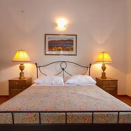Ana, Spacious 5 Bedroom Retreat With Access To 2 Shared Pools Vila Koromacno