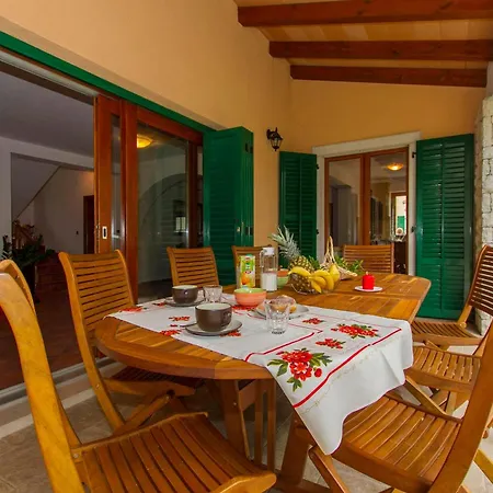 Ana, Spacious 5 Bedroom Retreat With Access To 2 Shared Pools Vila *