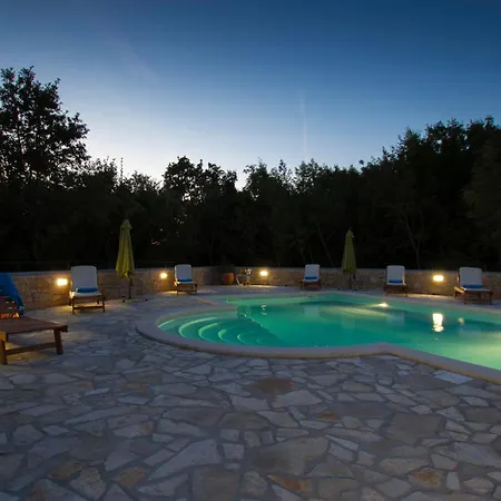 Ana, Spacious 5 Bedroom Retreat With Access To 2 Shared Pools