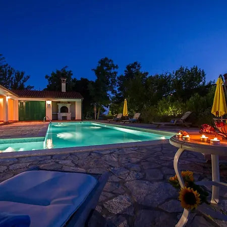 Ana, Spacious 5 Bedroom Retreat With Access To 2 Shared Pools Vila Koromacno
