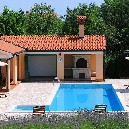 Ana, Spacious 5 Bedroom Retreat With Access To 2 Shared Pools Vila Koromacno