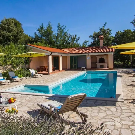 Ana, Spacious 5 Bedroom Retreat With Access To 2 Shared Pools Vila Koromacno