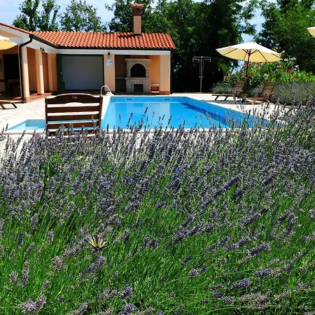 Vila Ana, Spacious 5 Bedroom Retreat With Access To 2 Shared Pools