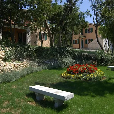 Ana, Spacious 5 Bedroom Retreat With Access To 2 Shared Pools *